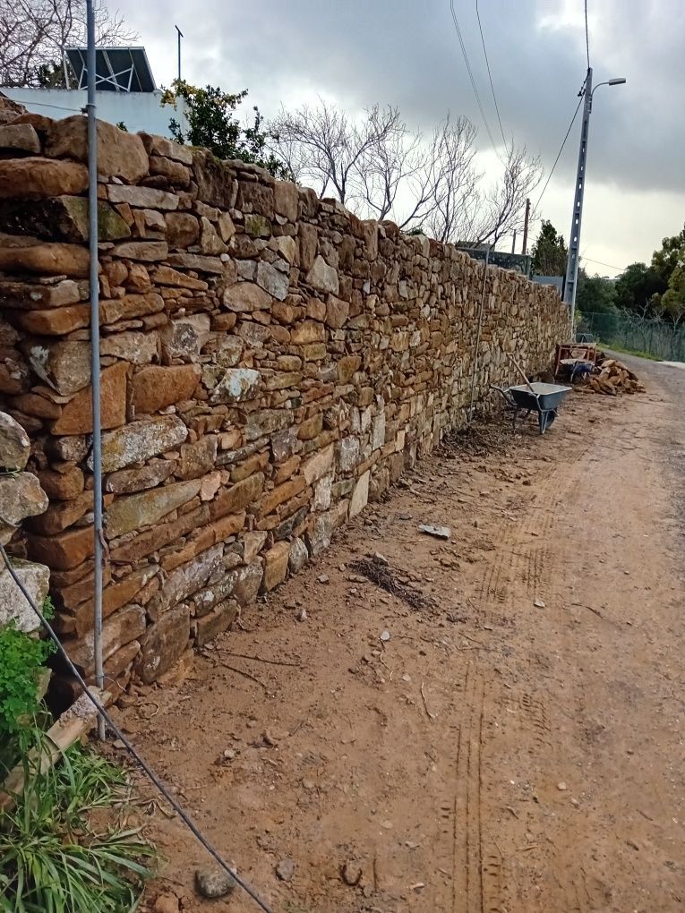 Fazemos muros rusticos ao metro a norte e a sul do pais