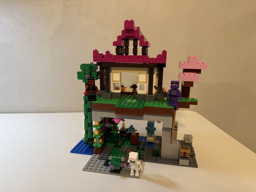 LEGO Minecraft Тренувальна база (21183)