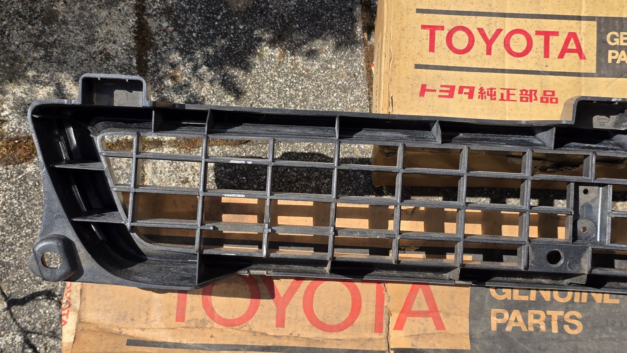 Grelha Toyota Corolla KE25 SR nova + Emblema