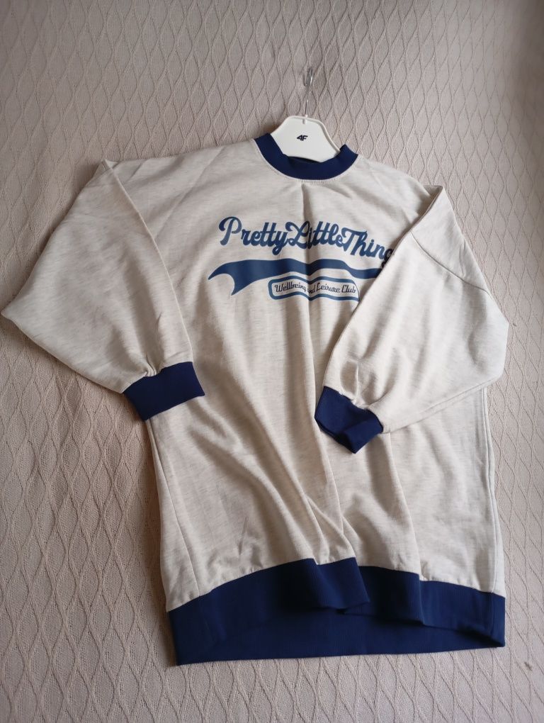 PrettyLittleThings efektowna dresowa sukienka oversize z napisem M-XL