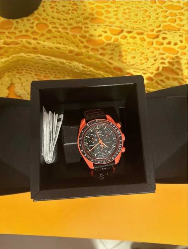 Zegarek SO33O100 – Omega x Swatch Lava Premium
