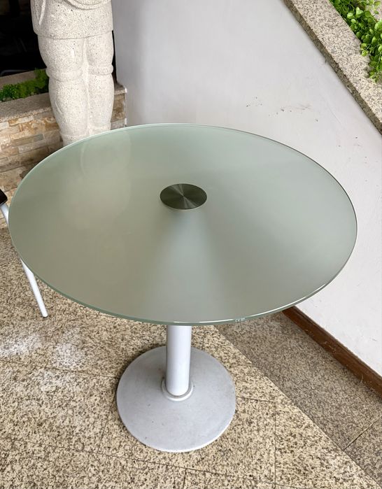 Conjunto de 8 Mesas de Vidro Fosco em excelente estado