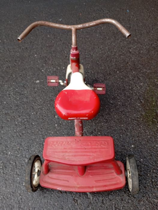 Vendo este triciclo muito bonito bom estado