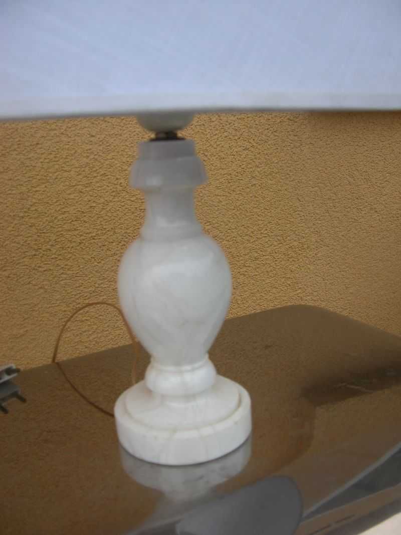 szlifowany kamień stara kamienna lampa z abażurem
