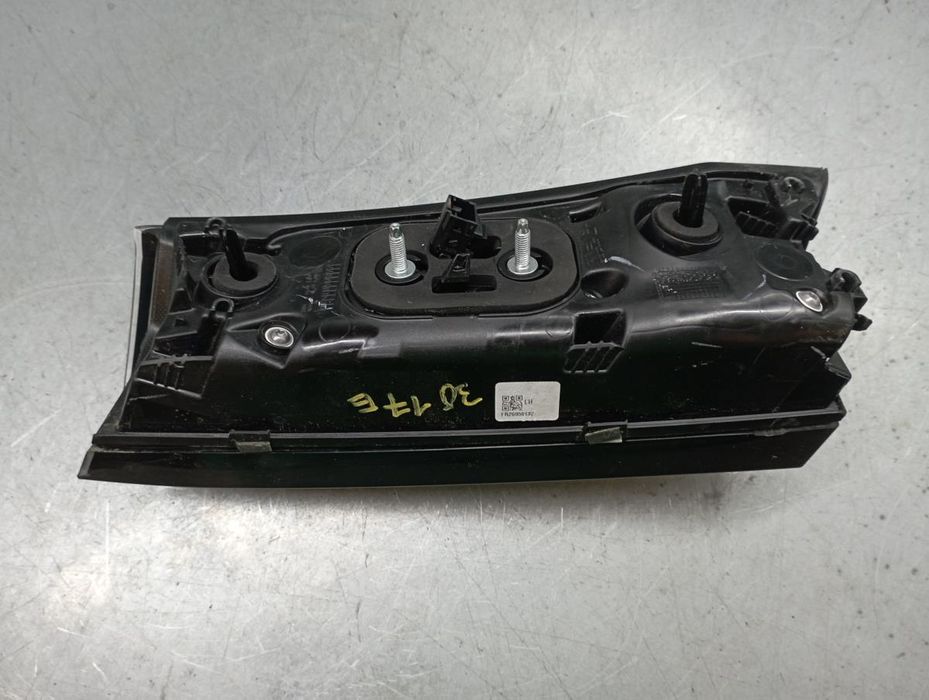 Farolim da mala esquerdo PEUGEOT 2008 II (U_)