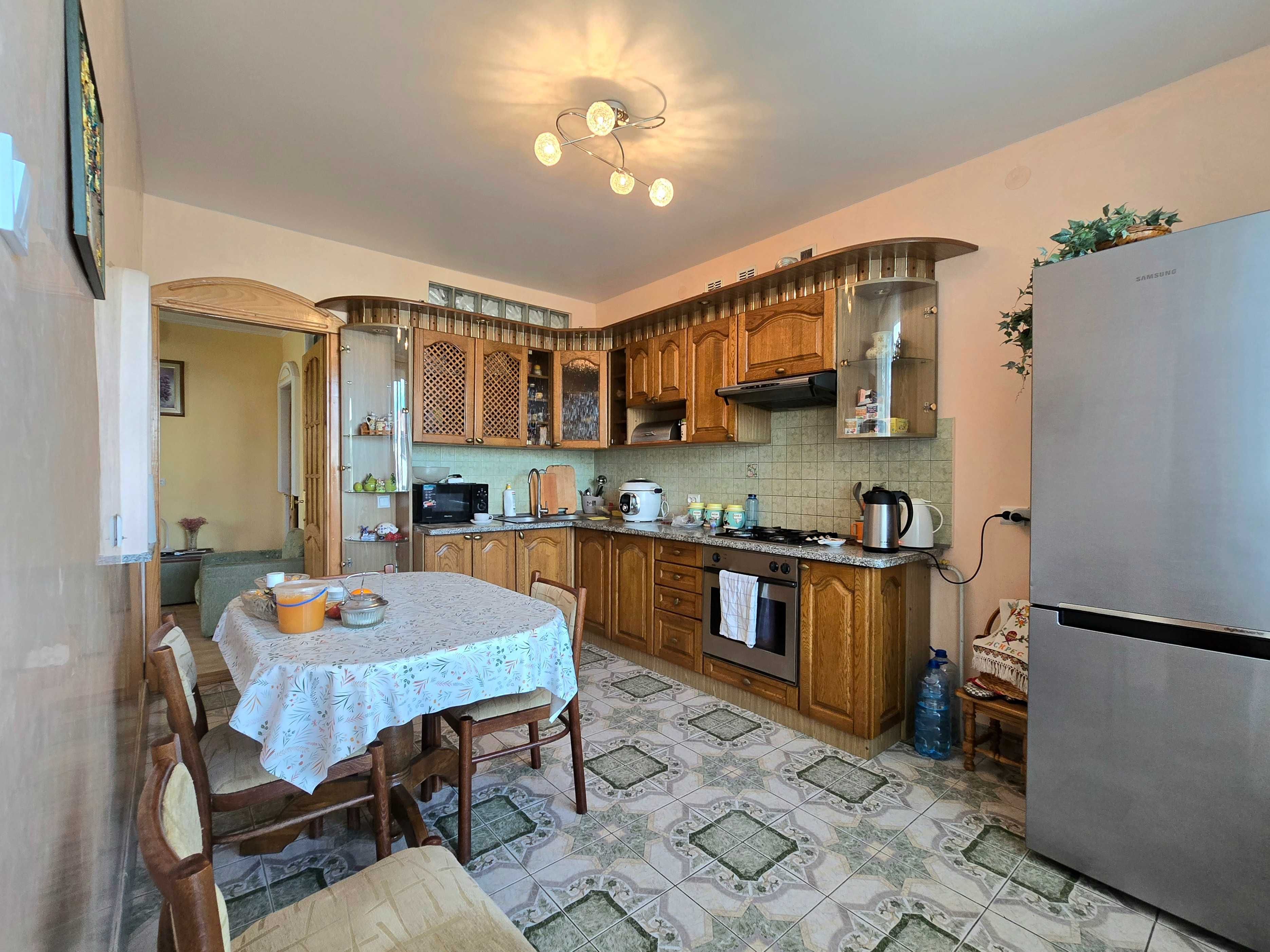 Продаж Білогорща. 2 будинки із 2 ділянками.