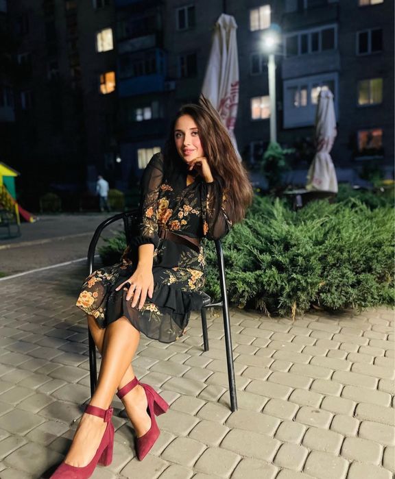 Сукня чорна з квітами