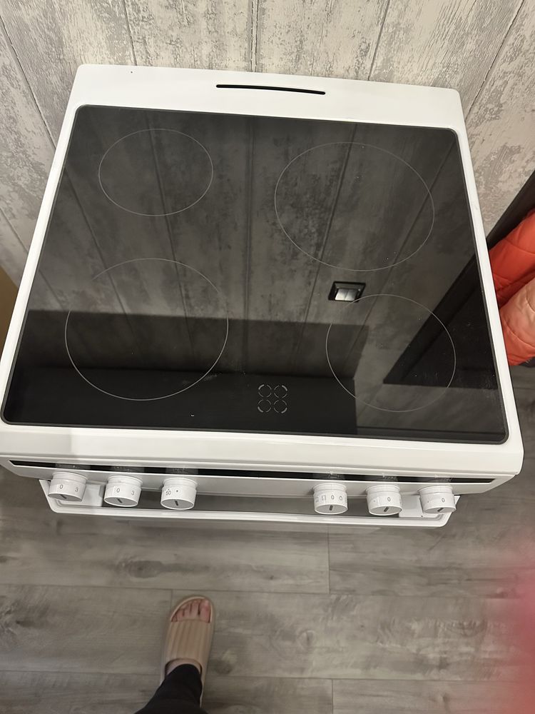 Sprzedam bialą kuchenke elektryczna z plyta ceramiczna