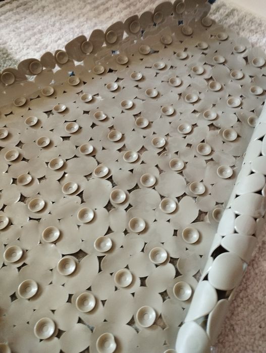 Antypoślizgowa mata pod prysznic imitująca kamienie beżowa