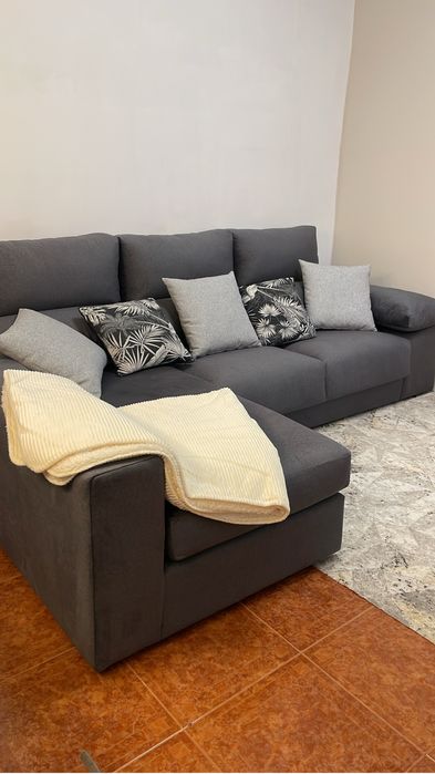 Sofa ChaiseLong Cinza com Almofadas