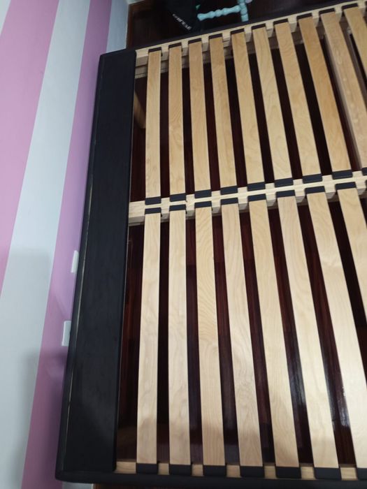 Estrutura  de cama com estrado com pés   de madeira