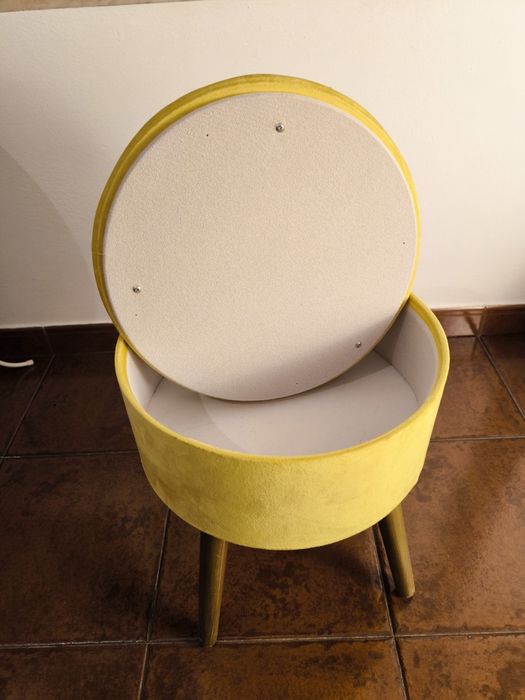 Banco com fundo para arrumações