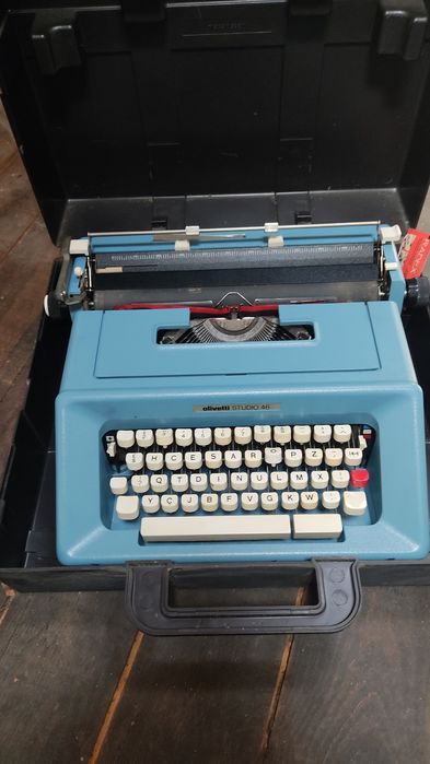 Máquina de escrever Olivetti Estúdio 46