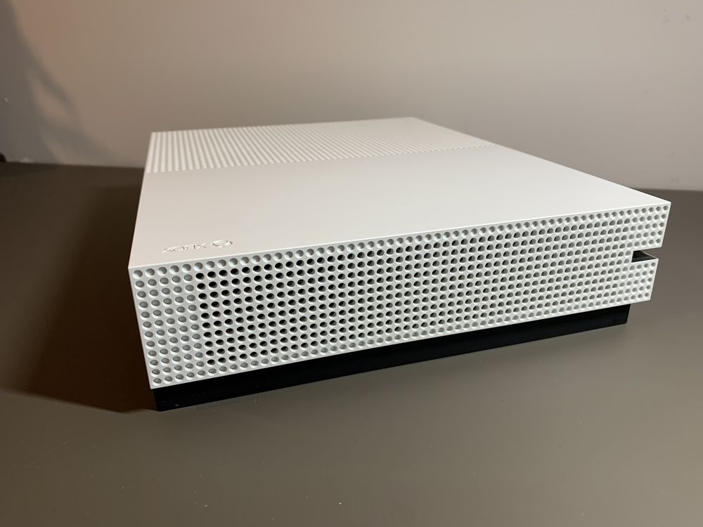 Xbox One S 500GB + 2 pady + 6 gier