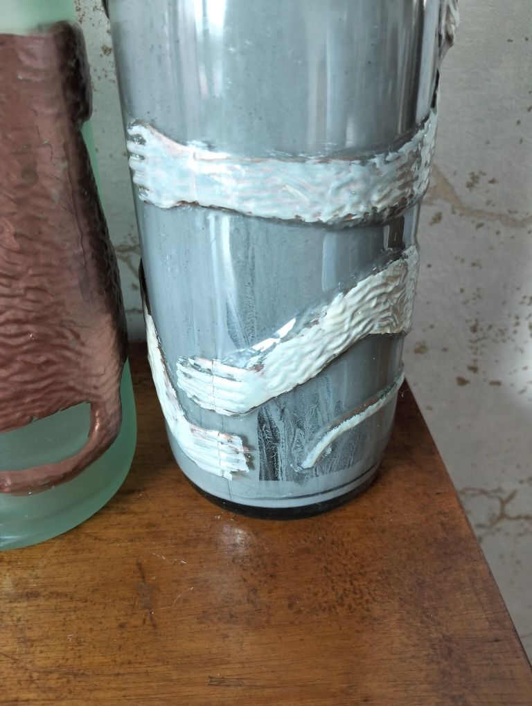 3 garrafas de vidro com macaco