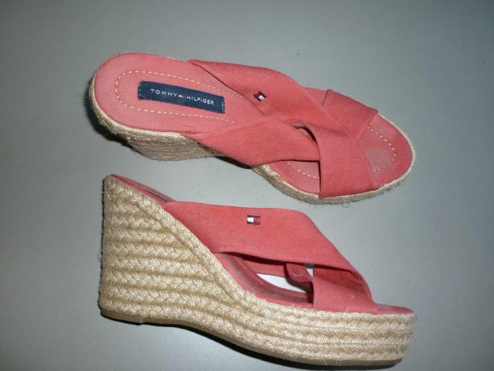 Tommy Hiliger klapki w typie espadryli na koturnie
