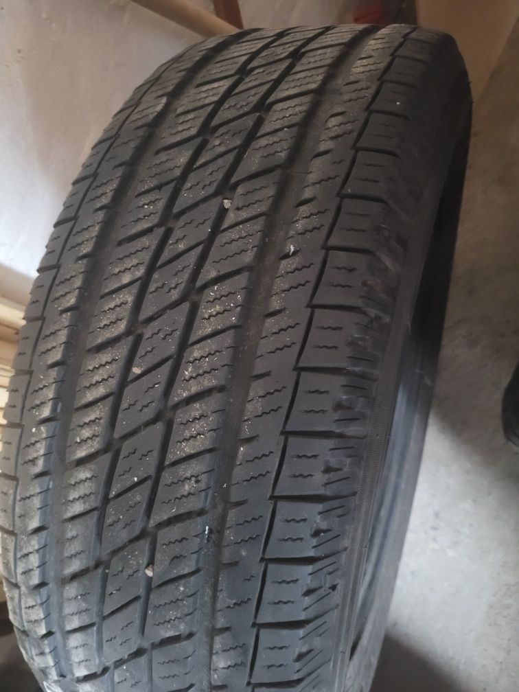 Продам 2 шини 235/60R18