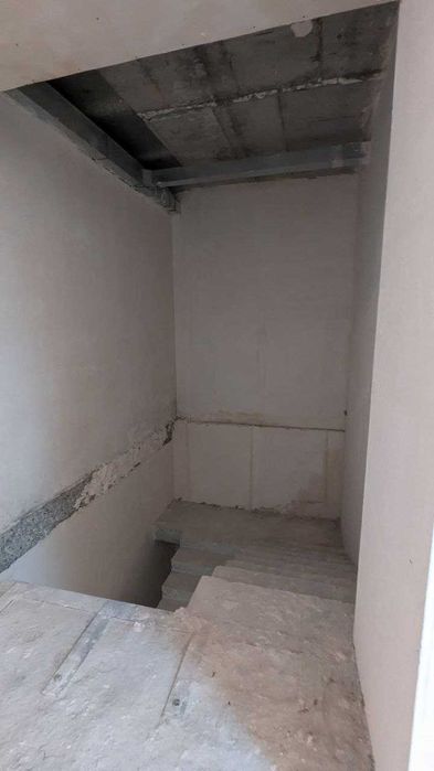 Фасадное помещение свободного назначения на Французском бульваре.