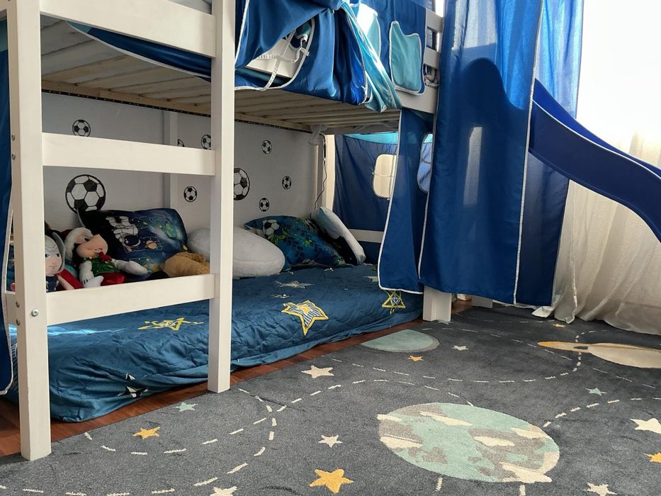 Cama com escorrega, comoda e mesinha cabeceira