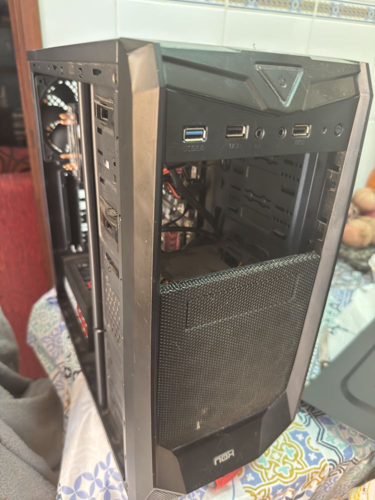 Caixa PC com componentes