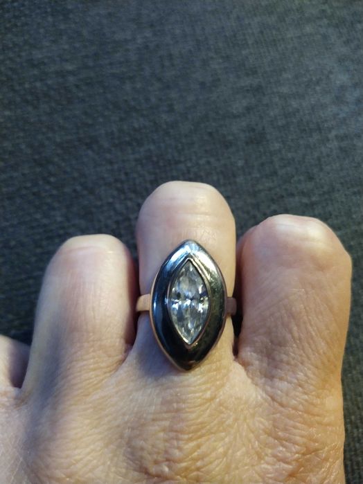Okazały srebrny pierścionek z dużą cyrkonią