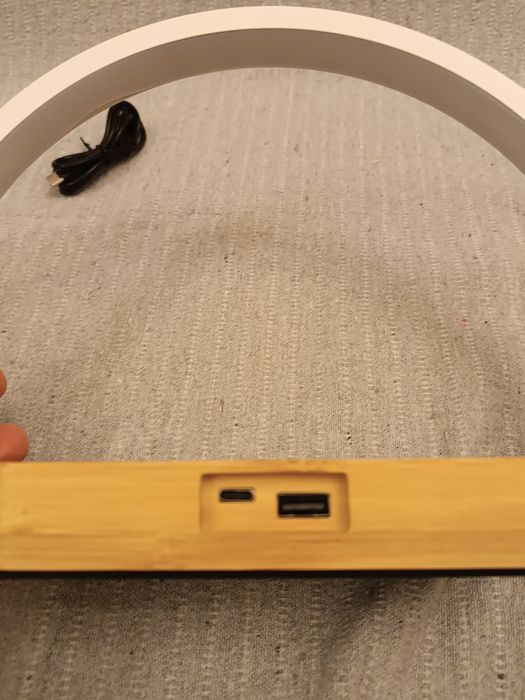 Lampka ze stacją bezprzewodowego ładowania telefonu