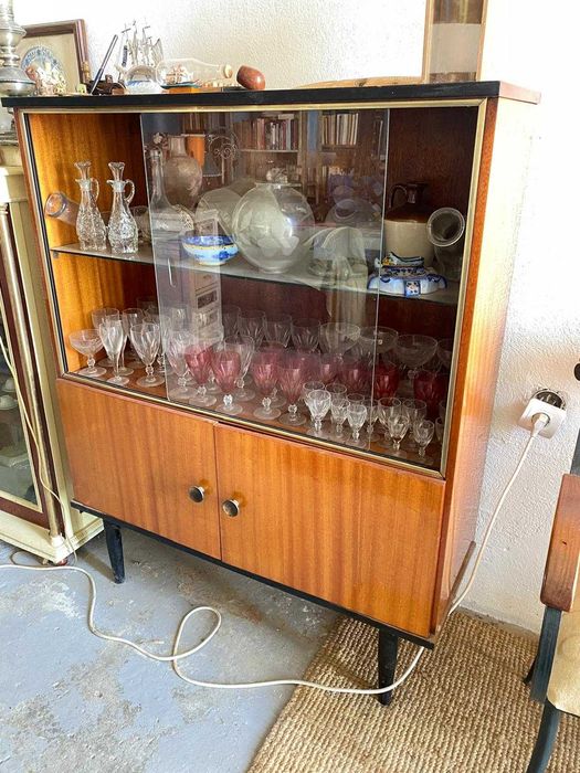 Cristaleira Vintage, apenas com um vidro.