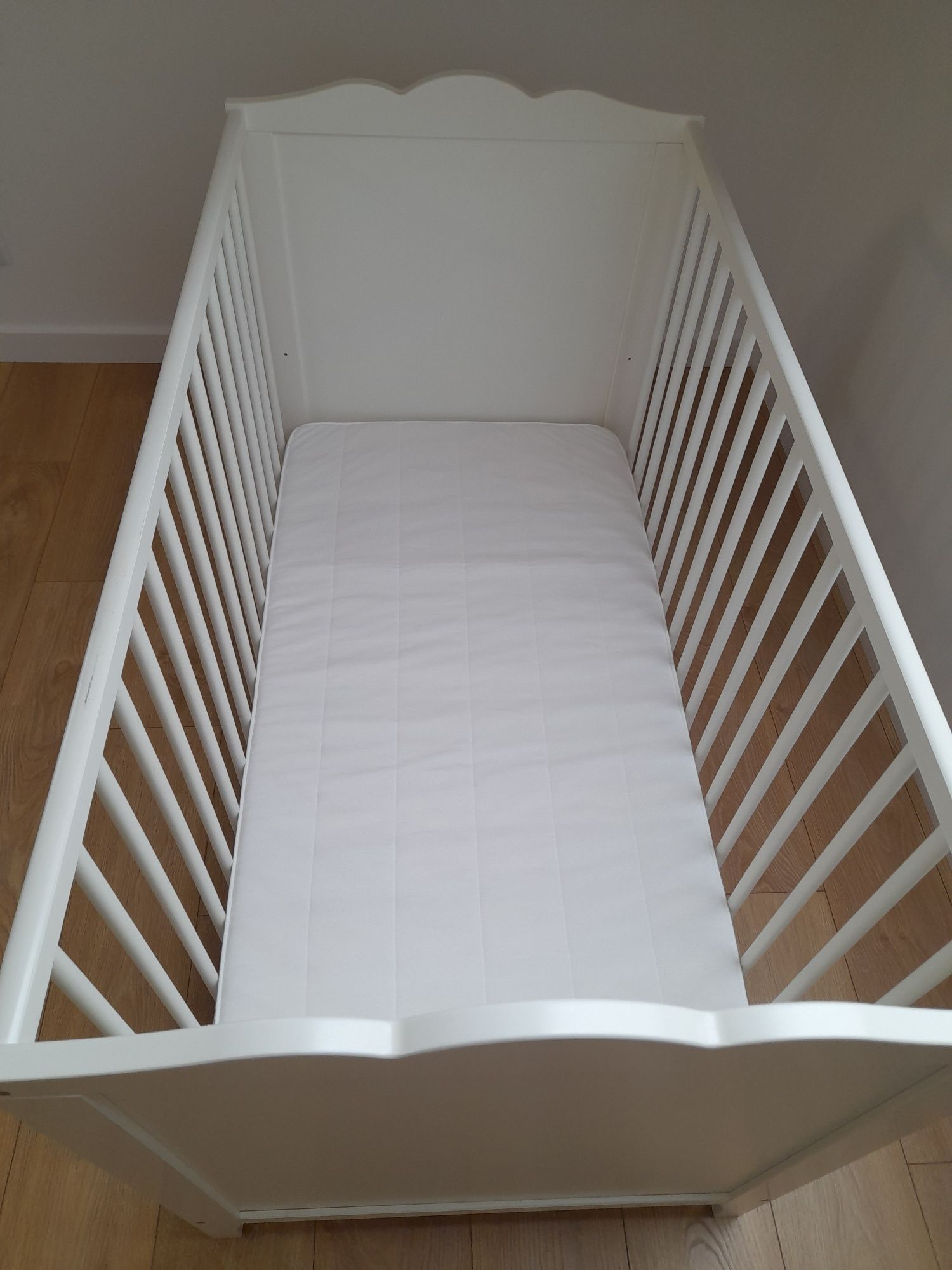 Łóżeczko Ikea HENSVIK + Materac Ikea VYSSA+ Karuzelka Fisher-Price