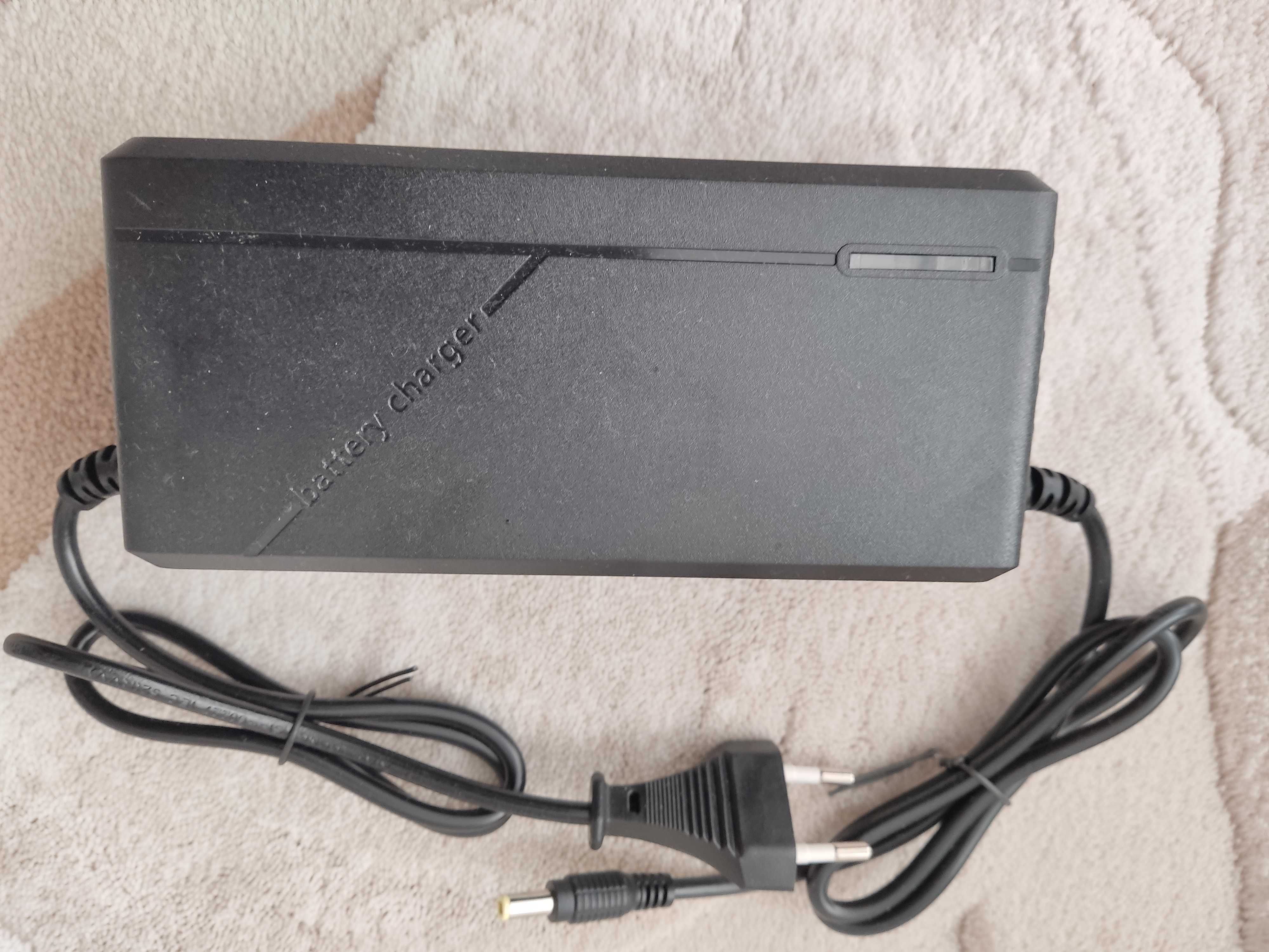 Ładowarka z wentylatorem do baterii 16 s 60 (67,2) Volt 3 A