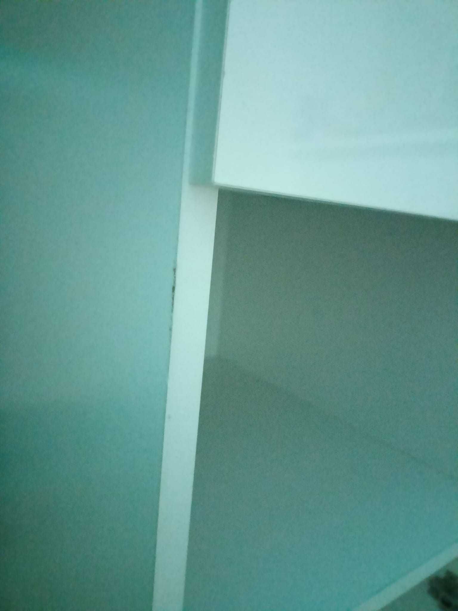 Białe biurko z szafką