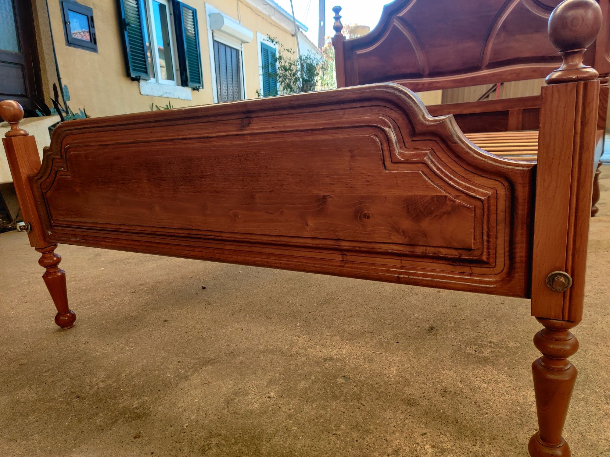 Cama de casal em madeira
