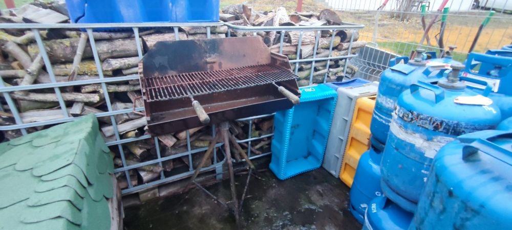 Grill ogrodowy duży na stojaku z grubej blachy z rególowanym rusztem