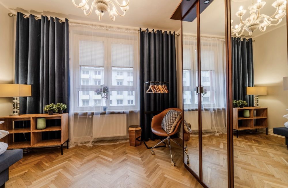 Apartament na Rynku –110m2- 4 pokoje, 6 łóżek, 2 balkony – max 12 osób