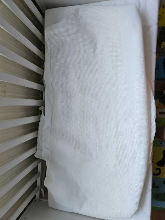 Łóżeczko białe drewniane Ikea Sundvik + materac Ikea i ochraniacz