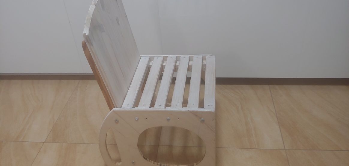Drewniane białe krzesełko dziecięce