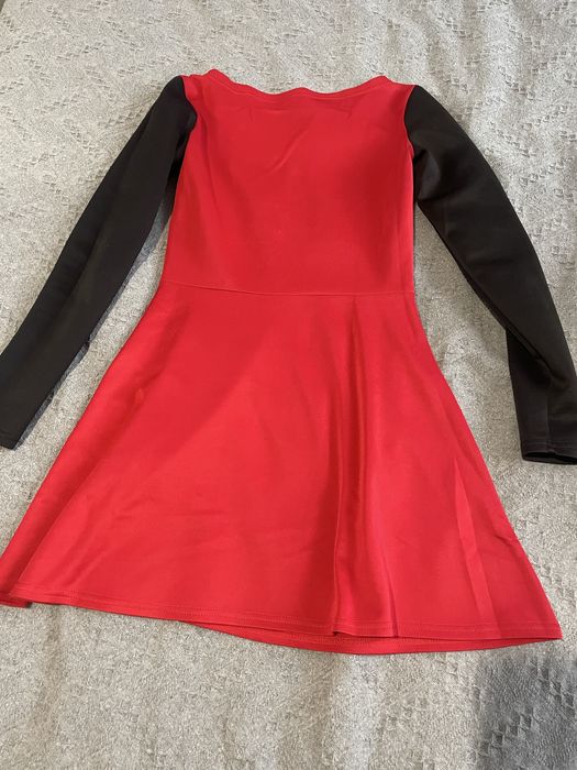 Сукня червона з чорними рукавами