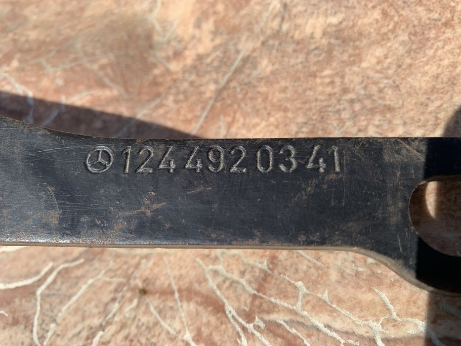 В продаже кронштейн глушителя для Mercedes-Benz w124.