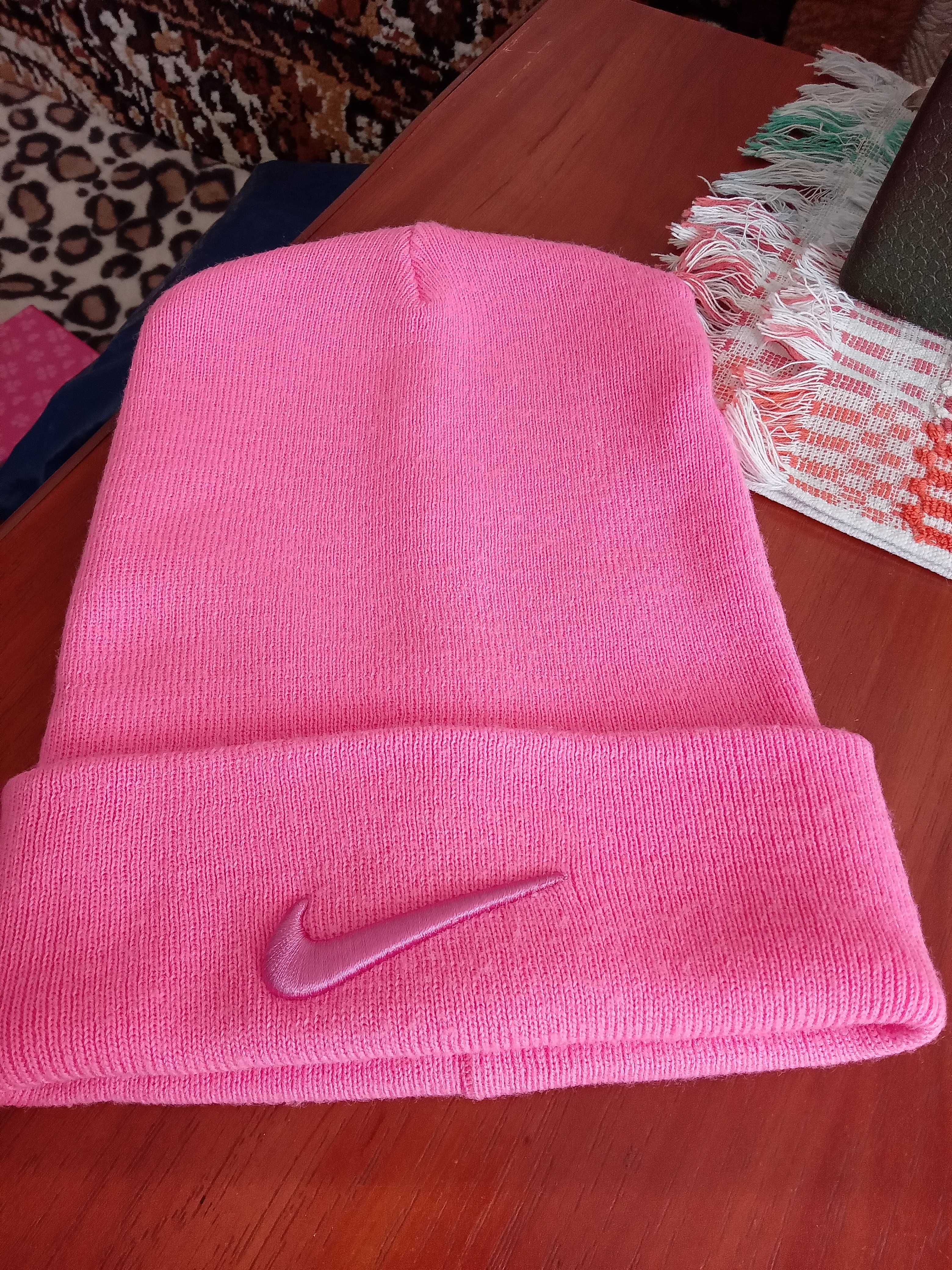 Продам шапочку весеннюю  Nike