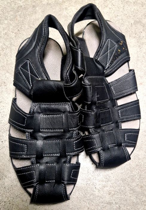 Sapatos tênis sandálias de homem com uso raramente
N 45 pele natural
C