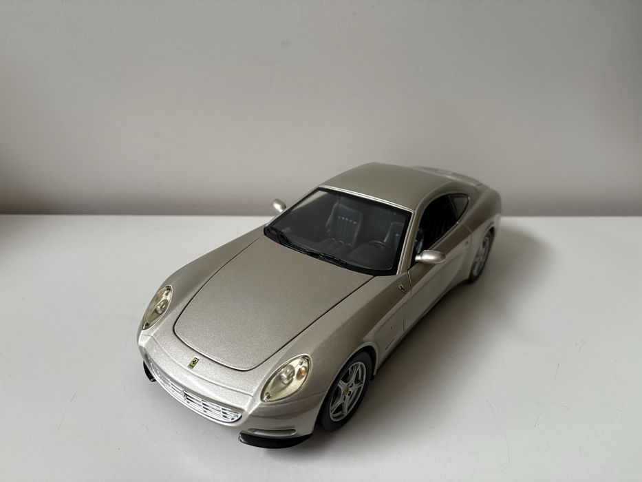 Model Ferrari 612 Scaglietti 1:18 HotWheels (bburago maisto welly)