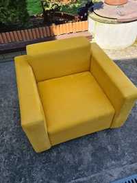 Żółty, musztardowy fotel
