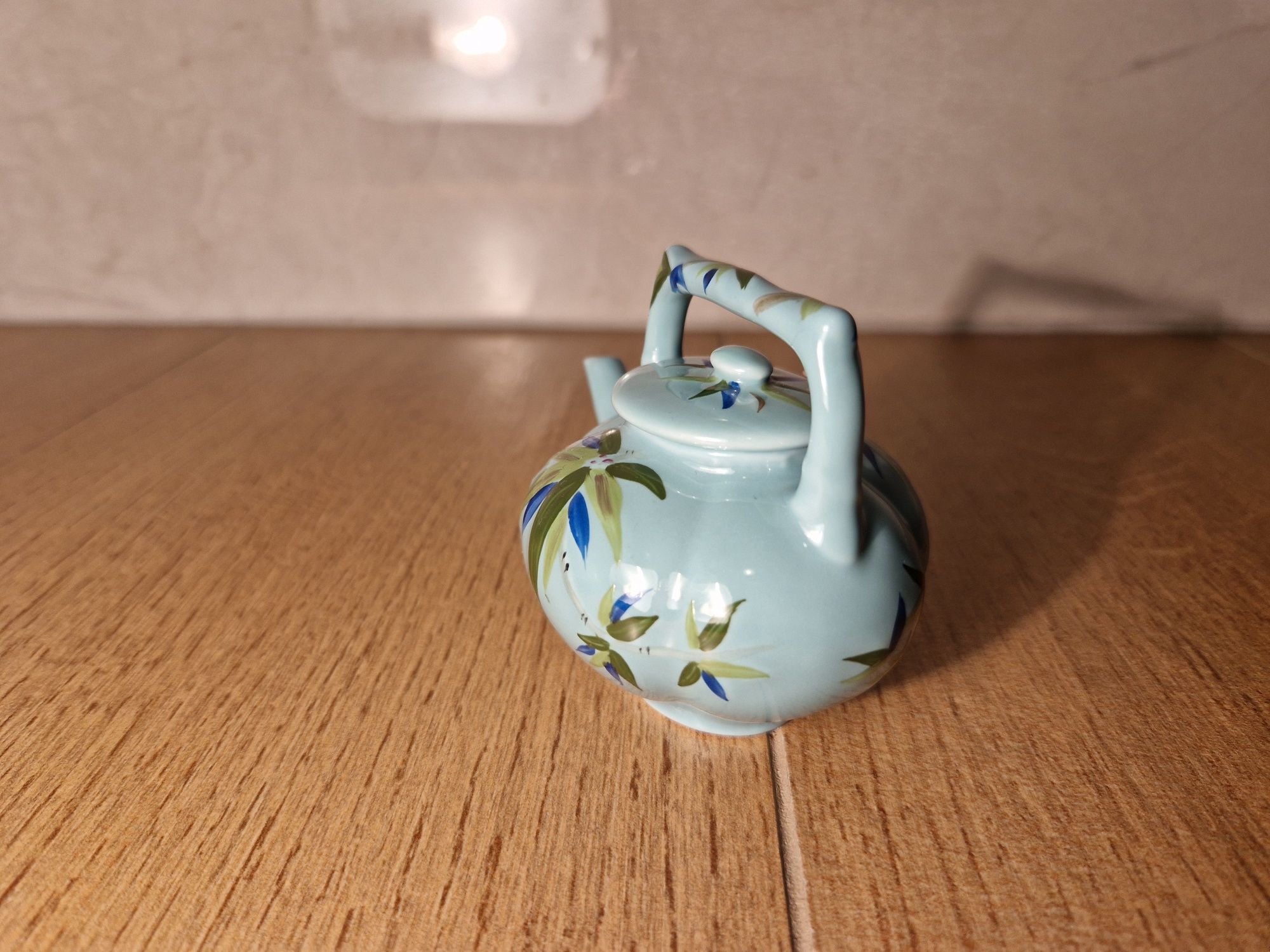 Miniaturowy niebieski czajniczek z porcelany