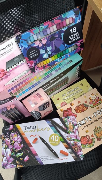 Pack com livros de pintar e variados marcadores tudo novo