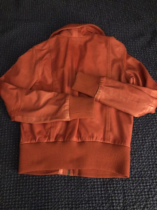 Blusão em pele , gola, punhos, e cos em malha