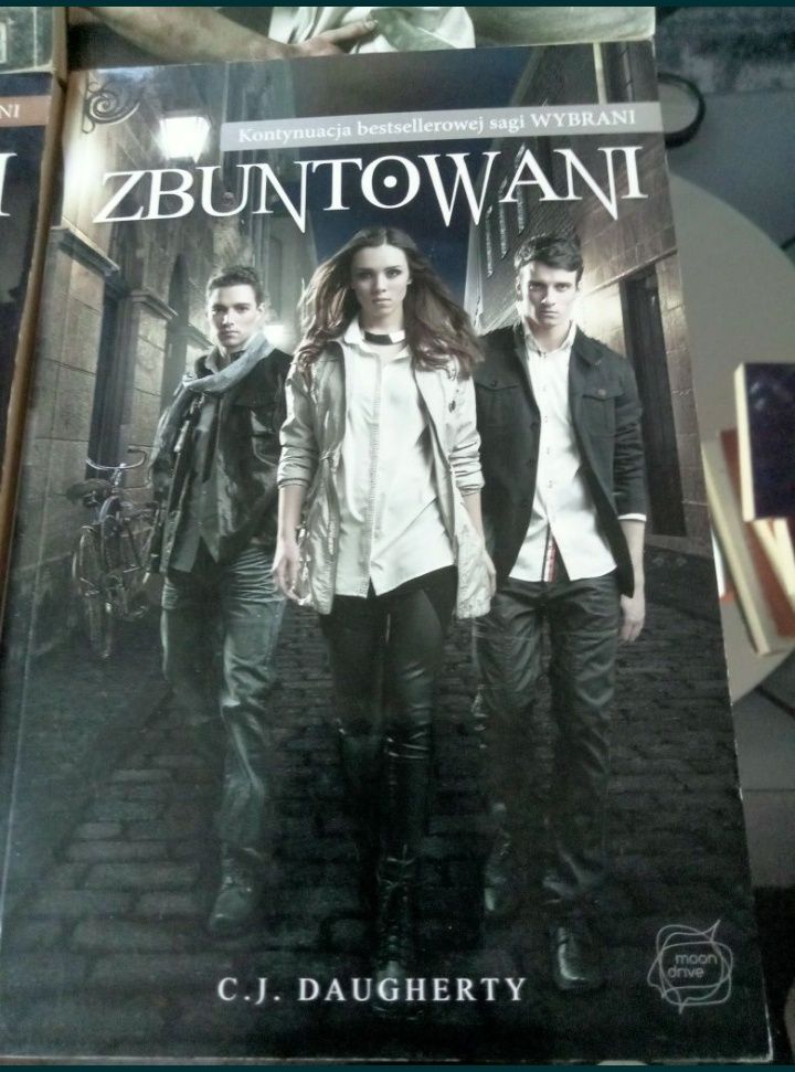 C.J. Daugherty Zbuntowani