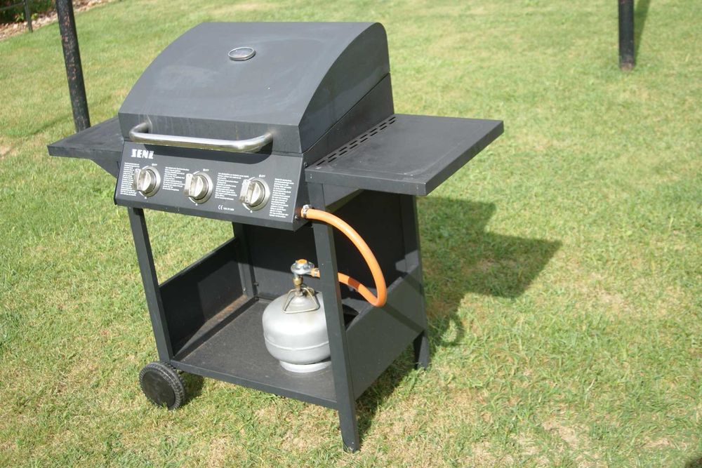 Grill gazowy w dobrym stanie.