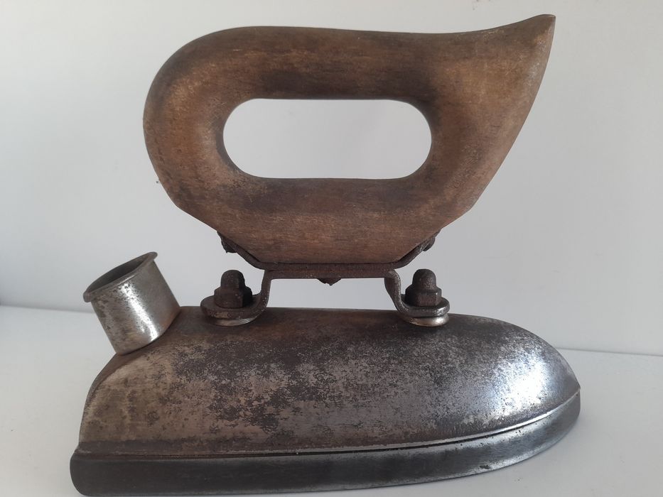 Stare żelazko kolekcjonerskie Omega.