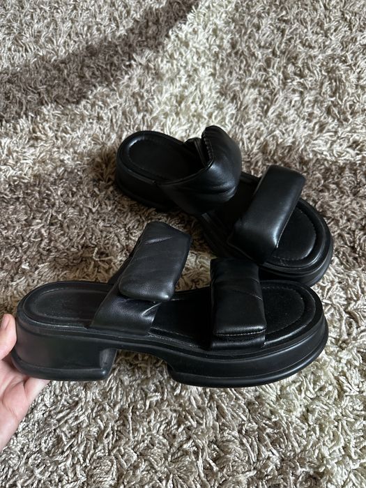 Шльопанці з кож заму