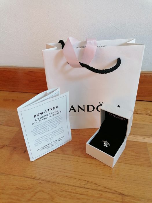 NOVO Anel Pandora Dangling Clover