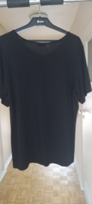 Wiskozowy, czarny T-shirt ze srebrnym zdobieniem